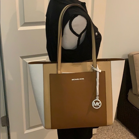 Michael Kors Handbags - 🆕Brand New Authenic Michael Kors